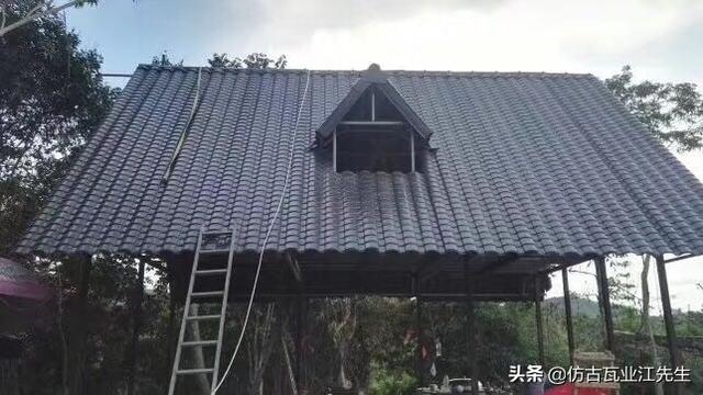 還在為舊房屋面翻新承重問題考慮嗎？樹脂小青瓦幫你解決承重