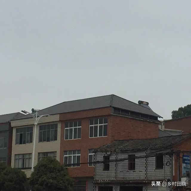 農(nóng)村自建房坡屋頂,用琉璃瓦還是樹(shù)脂瓦?看看內(nèi)行人的經(jīng)驗(yàn)分享