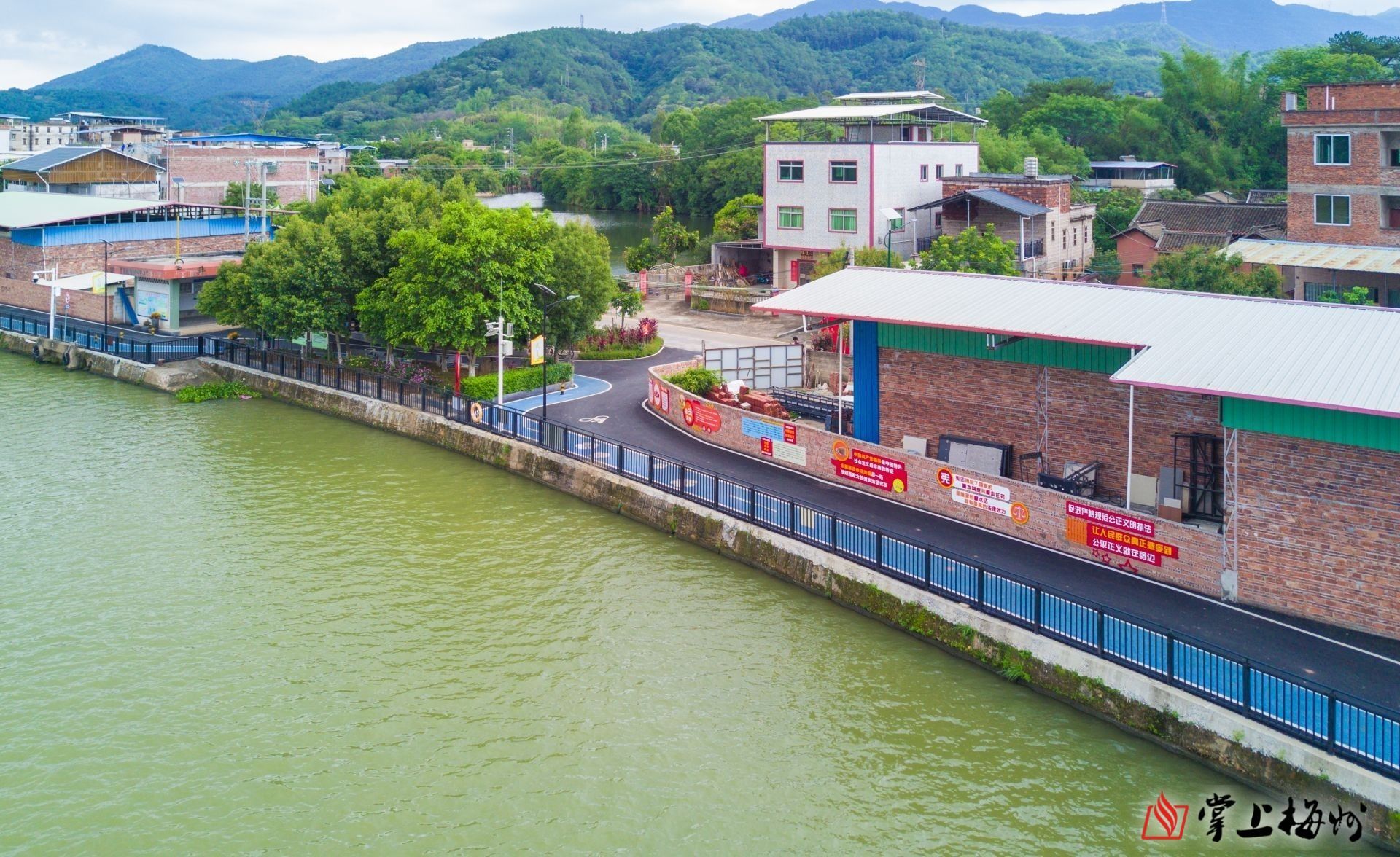↑長沙圩鎮(zhèn)碧道鋪設了瀝青并劃分跑道和自行車道,“顏值”再獲提升。(林翔 攝)